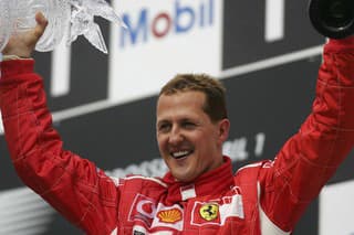 Michael Schumacher sa stránil verejnosti od ťažkej nehody na lyžiach v roku 2013.