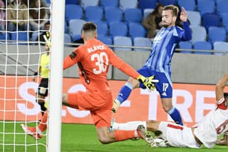 Na snímke uprostred Jurij Medveděv (Slovan), vpravo Lazar Stojsavljevič a vľabo brankár Matúš Sláviček (obaja Trenčín).