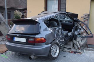 Mladý vodič narazil v Prečíne do oplotenia troch rodinných domov