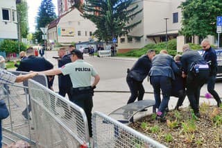 Predseda vlády sa stal obeťou atentátu 15. mája v centre Handlovej.