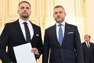 Prezident Peter Pellegrini (vpravo) prijal demisiu ministerky zdravotníctva Zuzany Dolinkovej (Hlas-SD) vo štvrtok 10. októbra 2024 v Prezidentskom paláci v Bratislave. Vo funkcii ju nahradil Kamil Šaško (Hlas-SD - vľavo).