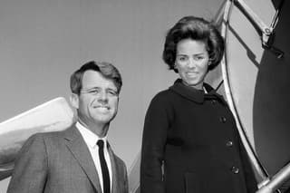 Na archívnej snímke Robert F. Kennedy s manželkou Ethel nastupuje do lietadla, 4. novembra 1964, v New Yorku na letisku LaGuardia na let do Glens Falls v štáte New York. 