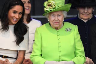 Meghan Markle a káľovná Alžbeta II. († 96).