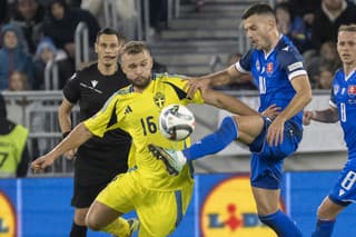 Lázsló Bénes (Slovensko) a Jesper Karlström (Švédsko) v súboji o loptu. 