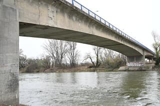 Pre kritický stav je od stredy 30. marca 2022 od 14.00 h uzavretý most ponad rieku Váh do Hlohovca. Nedostanú sa cez neho vodiči osobnej ani nákladnej prepravy, chodci ani cyklisti. 