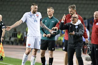 Na snímke v popredí vpravo tréner Slovenska Francesco Calzona a vľavo Milan Škriniar.