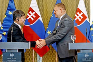 Robert Fico s riaditeľom spoločnosti Lee Gyu Sukom po podpise dohody.