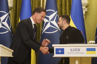 Nový generálny tajomník Severoatlantickej aliancie (NATO) Mark Rutte (vľavo) a ukrajinský prezident Volodymyr Zelenskyj sa zdravia na tlačovej konferencii v Kyjeve vo štvrtok 3. októbra 2024. 