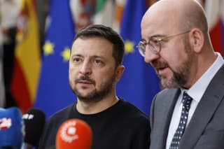 Predseda Európskej rady Charles Michel (vpravo) a ukrajinský prezident Volodymyr Zelenskyj. 