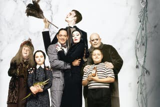 Sluha Lurch.  Dcéra Wednesday s filmovou starou mamou. Hlava rodiny Gomez a jej krk Morticia. Syn Pugsley so strýkom Festerom.