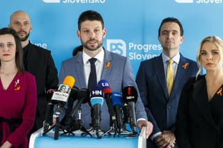 Na snímke zľava diplomatka Ľubica Karvašová, podpredseda hnutia Progresívne Slovensko (PS) Michal Truban, predseda PS Michal Šimečka, expremiér a líder kandidátky PS vo voľbách do Európskeho parlamentu (EP) Ľudovít Ódor a moderátorka Veronika Cifrová Ostrihoňová.