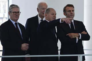 Na snímke zľava britský premiér Keir Starmer, nemecký kancelár Olaf Scholz, americký prezident Joe Biden a francúzsky prezident Emmanuel Macron sa rozprávajú pred stretnutím v Berlíne.