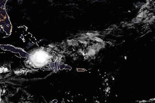 Na satelitnej snímke amerického Národného úradu pre oceány a atmosféru (NOAA) hurikán Oscar