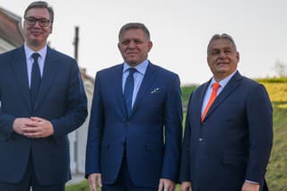 Na snímke zľava prezident Srbska Aleksandar Vučič, predseda vlády SR Robert Fico a predseda vlády Maďarska Viktor Orbán počas summitu lídrov Slovenskej republiky, Srbska a Maďarska k nelegálnej migrácii v Komárne