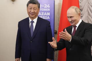 Ruský prezident Vladimir Putin (vpravo) a čínsky prezident Si Ťin-pching pózujú počas stretnutia v rámci summitu skupiny BRICS v Kazani.