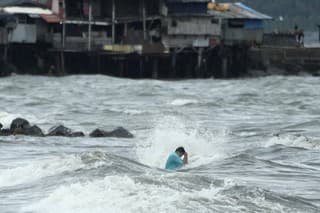 Na snímke povodeň spôsobená tropickou búrkou Trami v meste Manila na Filipínach 23. októbra 2024. 