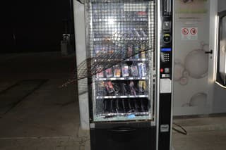 Muž v Galante rozbil automat s konopnými produktami, pri čine ho zadržala polícia.