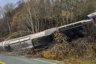 Na snímke osobný vlak, ktorý sa vykoľajil na severe Nórska.