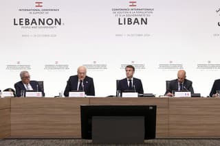 Francúzsky prezident Emmanuel Macron (uprostred), libanonský premiér Nadžíb Mikátí (druhý zľava), libanonský minister zahraničných vecí Abdalláh Bú Habibas (vľavo), francúzsky minister zahraničných vecí Jean-Noel Barrot (druhý sprava) a francúzsky minister obrany Sebastien Lecornu (vpravo) počas medzinárodnej konferencie pre podporu Libanonu v Paríži 24. októbra 2024.