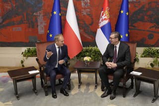 Poľský premiér Donald Tusk (vľavo) a srbský prezident Aleksandar Vučič počas stretnutia v Belehrade 24. októbra 2024.