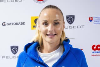 Slovenská tenistka Rebecca Šramková sa usmieva na tlačovej konferencii v Bratislave po zisku svojho premiérového titulu na okruhu WTA v thajskom Hua Hin.