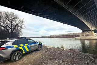 Polícia stále pátra po nezvestnom pasažierovi.