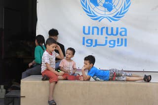 Palestínske deti, ktoré spolu s rodičmi utiekli zo svojich domov v palestínskom utečeneckom tábore Ein el-Hilweh, sa zhromažďujú na dvore školy UNRWA v Sidone, Libanon, 12. septembra 2023.