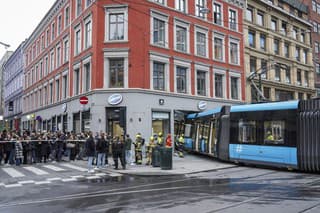  centre Osla sa vykoľajila električka a vrazila do obchodu.