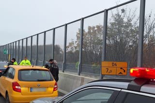 Policajné hliadky sa začali presúvať na miesto, kde sa im na Lužnom Moste podarilo podozrivé vozidlo zastaviť.