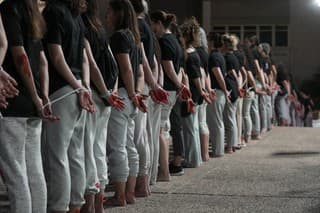 Demonštrantky sa zúčastňujú na vystúpení vyzývajúcom na prepustenie rukojemníčky Naamy Levy, ktorú v pásme Gazy zadržiava militantná skupina Hamas, v Tel Avive v Izraeli v sobotu 19. októbra 2024.