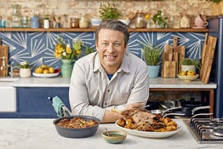 Jamie Oliver vyzval svojich fanúšikov, aby nahlásili podozrivých predajcov čedaru.