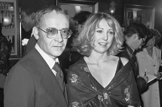 Na archívnej snímke z 15. novembra 1977 Buck Henry a Teri Garrová na premiére filmu Blízke stretnutia tretieho druhu v New Yorku.