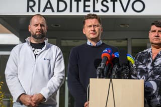 Zľava: Podpredseda LOZ Miroslav Mendel, predseda LOZ Peter Visolajský a podpredseda LOZ UNB Kramáre Zoltán Jány.