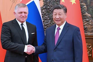 Robert Fico a čínsky prezident Si Ťin-pching si podali ruky počas stretnutia v Pekingu.