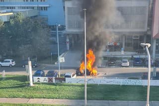 Pred Domom odborov v Ružinove horelo auto.