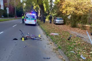 Vodička narazila do chodca tlačiaceho bicykel, ktorý išiel po priechode pre chodcov. 