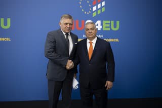 Maďarský premiér Viktor Orbán (vpravo) víta slovenského premiéra Roberta Fica počas príchodu na neformálny summit lídrov EÚ Budapešti v piatok 8. novembra 2024.