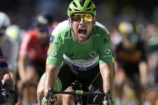 Na archívnej snímke z 9. júla 2021 britský cyklista Mark Cavendish v zelenom drese vedúceho pretekára bodovacej súťaže víťazí v 13. etape cyklistických pretekov Tour de France v Carcassonne.