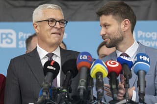 Bývalý minister zahraničných vecí a neúspešný prezidentský kandidát Ivan Korčok a líder Progresívneho Slovenska (PS) Michal Šimečka počas tlačovej konferencie v Bratislave.