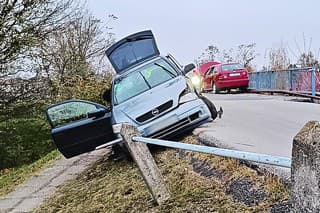 Na železničnom moste došlo k zrážke, po ktorej posádka prenasledovaného Opla ďalej unikala.