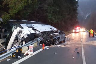 Na ceste sa zrazil autobus s osobným vozidlom, evidované sú aj zranené osoby.