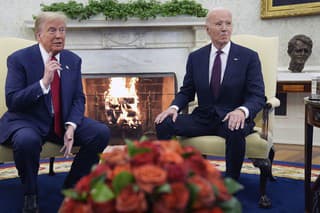 Americký prezident Joe Biden (vpravo) prijal v Bielom dome novozvoleného prezidenta USA Donalda Trumpa.