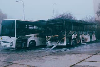 V Poltári došlo k požiaru dvoch odparkovaných autobusov.