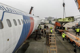 Nakladanie rozobraného bývalého vládneho špeciálu Tupolev TU-154M na kamióny.