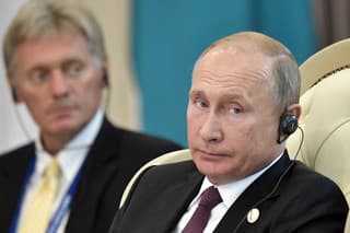 Ruský prezident Vladimir Putin, v pozadí hovorca Kremľa Dmitrij Peskov