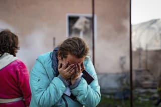 Žena plače po tom, čo raketový útok ruskej armády jej zničil dom v Odeskej oblasti na juhu Ukrajiny.