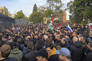 Na snímke z videa demonštranti sa zhromažďujú pred budovou abcházskeho parlamentu počas demonštrácie proti investičnej dohode s Ruskom v Suchumi 15. novembra 2024. 