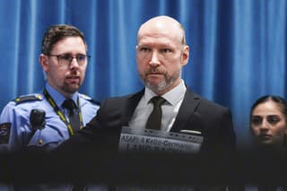 Nórsky masový vrah Anders Behring Breivik prichádza do súdnej siene.