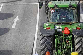 Bratislava, Cesta na Senec, 22. 2. 2024 o 10.30 hod. - Na hlavných ťahoch sa tvorili siahodlhé kolóny.