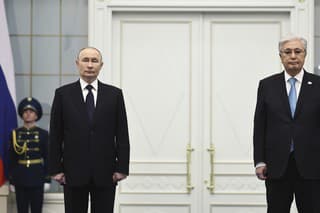 Ruský prezident Vladimir Putin (vľavo) s kazašským prezidentom Kasymom-Žomartom Tokajevom počas oficiálneho privítania pred ich stretnutím v Astane